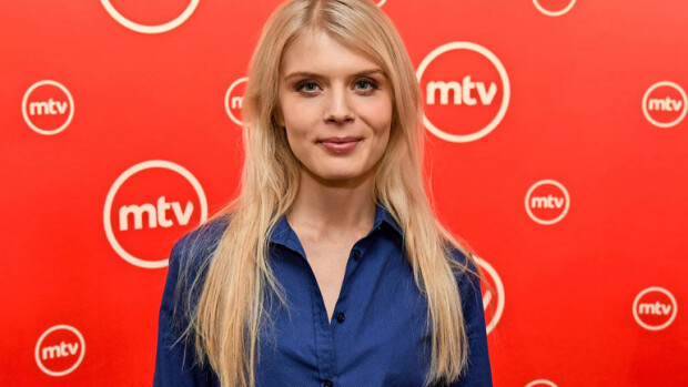 Uusi Putous-kaunotar Alina Tomnikov: Saan oman tv-sarjan Ylelle! Alina Tomnikov tähdittää Putousta.