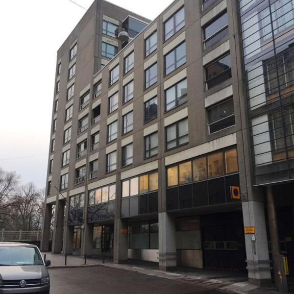 Paavon uusi kaupunkikoti sijaitsee betonielementtitalossa lähellä Helsingin Rautatieasemaa. Paavon uusi kaupunkikoti sijaitsee betonielementtitalossa lähellä Helsingin Rautatieasemaa. 