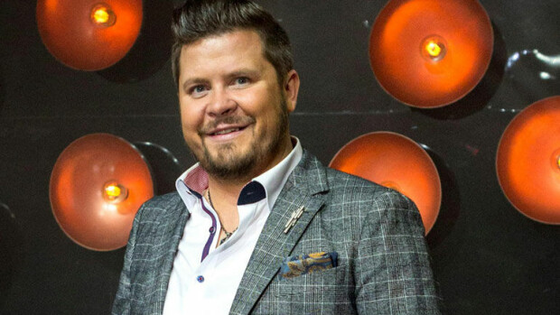 Huh, mikä muodonmuutos! Napakympin Janne Kataja laihtui 10 kiloa – katso kuvat ja vertaa! Janne Kataja juontaa Napakymppiä.