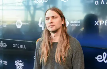 Salakuva! Räppäri Paperi T juhli nuoren Katariina-rakkaansa kanssa Helsingin yössä – katso!