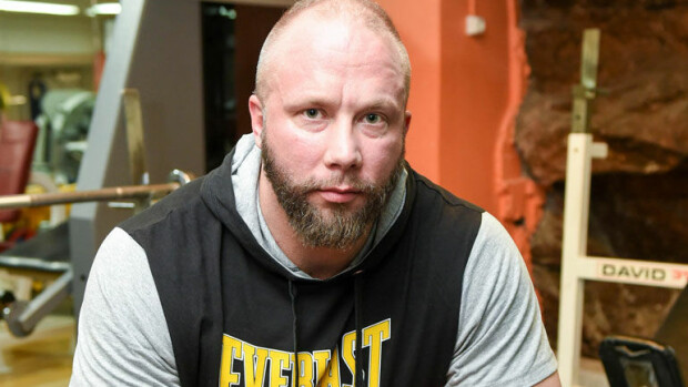 Ex-gangsteri Marko Lönnqvist lyyhistyi kotonaan: kuukausi koomassa – kaksi sydänkohtausta ja aivoinfarktia! Dramaattinen kuva! Marko Lönnqvist oli pitkään koomassa.