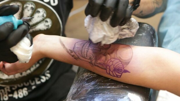 Haluatko säästää edesmenneen läheisen tatuoinnit? Nyt se on mahdollista! Tatuoinnit voivat nyt säilyä kuoleman jälkeenkin.