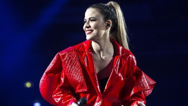 Wau, Jenni Vartiainen räväytti Vain elämää -konsertissa: kiiltävä lateksiasu ja paljasta säärtä – kuvat! Jenni Vartiainen otti yleisönsä.