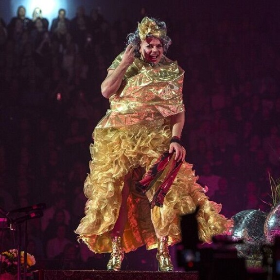 Jari Sillanpää sivuun Vain elämää -konsertista – joutui sairaalaan! Jari esiintyi drag-asussa.