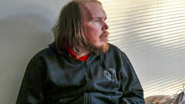 Kari Malin, 38, sairastaa paranoidista skitsofreniaa – hurjien harhojen taustalla päihteet ja imppaaminen: Olen jutellut ampiaisten ja merenneitojen kanssa! Kari Malin kuulee harhaääniä.