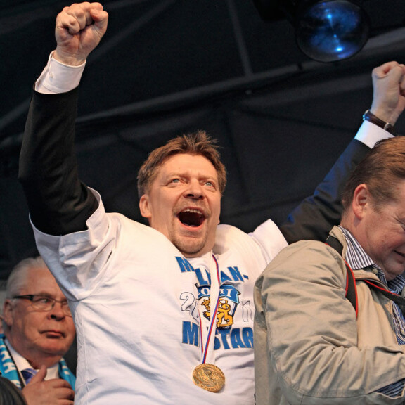 Jukasta tuli vuonna 2011 historian ensimmäinen suomalainen jääkiekon MM-valmentaja. Jukasta tuli vuonna 2011 historian ensimmäinen suomalainen jääkiekon MM-valmentaja.