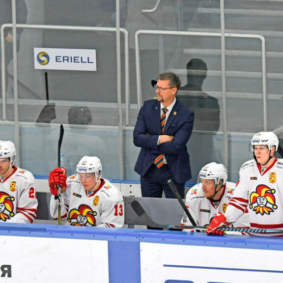 Jukka valmentaa nyt toista kautta Helsingin Jokereita, joka keikkuu KHL:n läntisen konferenssin kärkikahinoissa. Jukka valmentaa nyt toista kautta Helsingin Jokereita, joka keikkuu KHL:n läntisen konferenssin kärkikahinoissa.