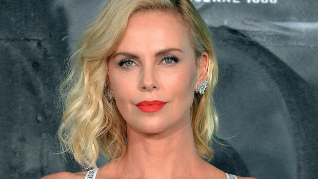 Kääk, mitä ihmettä superkauniin Charlize Theronin kasvoille on tapahtunut?! Katso! cHARLIZE tHERON