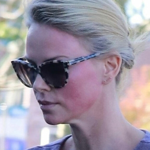 Kääk, mitä ihmettä superkauniin Charlize Theronin kasvoille on tapahtunut?! Katso! Charlize Theron