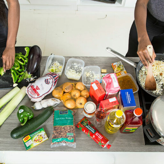 Miss Helsinki -kaunottaret Kelly Kalonji ja Sephora Lindsay kokkasivat mahtavan uudenvuoden juhla-aterian: näin syntyy kanaa kongolaisittain – katso reseptit! Ruoka-ainekset.