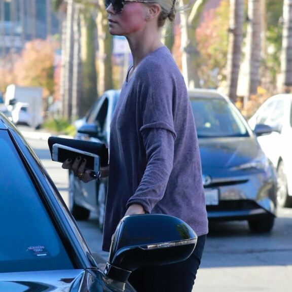 Kääk, mitä ihmettä superkauniin Charlize Theronin kasvoille on tapahtunut?! Katso! Charlize Theron