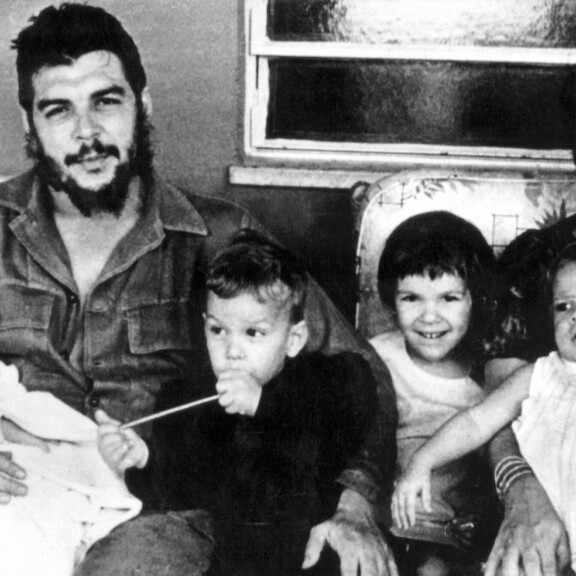 Mato Valtonen ja Ernesto Guevara ystävystyivät: Teimme kirjan katujen kaunottarista! Che Guevaran sylissä Ernesto vaiuvana.