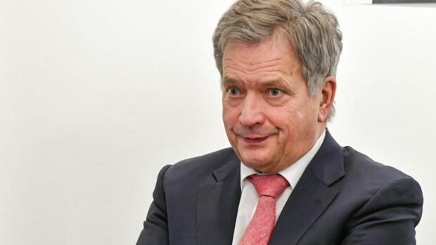 Tasavallan presidentti Sauli Niinistö sai Seiskalta vauvalahjan: Tulevasta lapsestani ei välttämättä tule julkkista! Sauli Niinistö kertoo lapsesta.