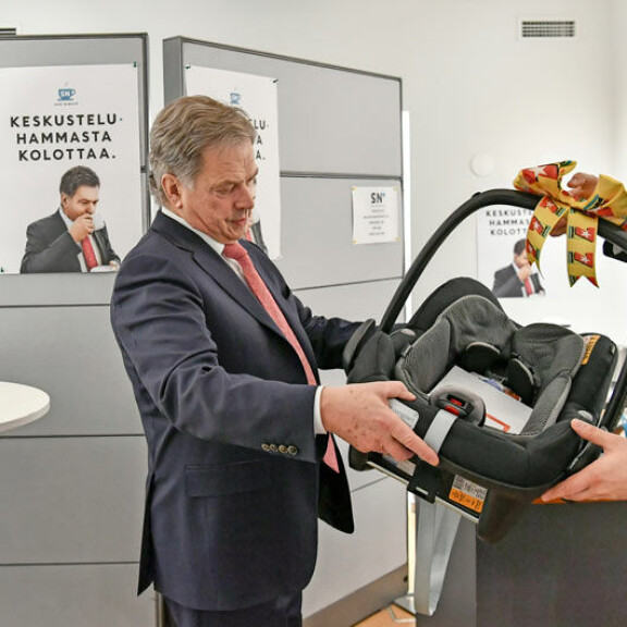 Tasavallan presidentti Sauli Niinistö sai Seiskalta vauvalahjan: Tulevasta lapsestani ei välttämättä tule julkkista! Lahja Seiskalta