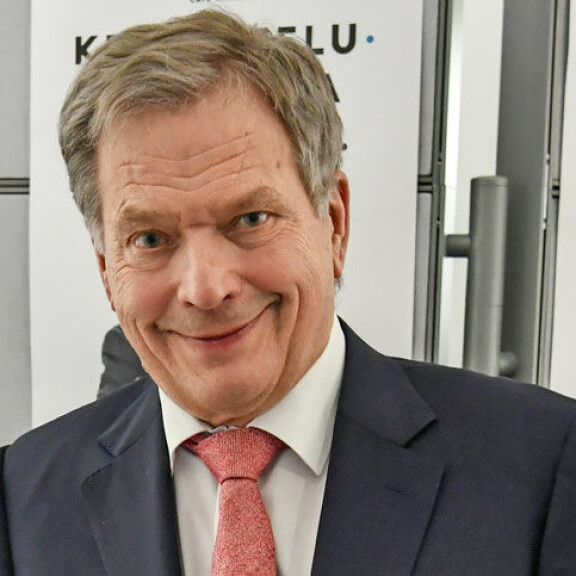 Mikä yhdennäköisyys! Presidentti Sauli Niinistö ja Lennu-koirahan ovat kuin kaksi marjaa – uskomaton kuvapari! Sauli Niinistö
