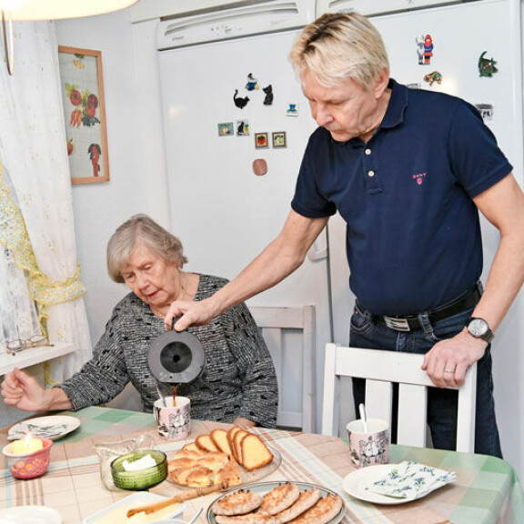 ”Sydän sykkyrällä olen katsonut otsikoita Matista” - lue Matti Nykäsen ja Vieno-äidin, 88, harvinainen yhteishaastattelu! Matti Nykänen ja Vieno Nykänen.
