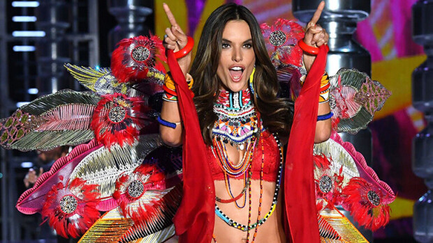 Victoria’s Secret -malli Alessandra Ambrosio supersexynä prätkätyttönä - kääk, mikä nahka-asu! alessandra ambrosio