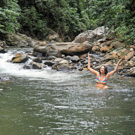 – Tontillani on monta vesiputousta, joista isoin on 30-metrinen. Tässä pulikoin maideni halki kulkevassa joessa. Se on ihana uintipaikka, mutta tavaroiden kuljetus sen yli on hankalaa, etenkin sateiden jälkeen. – Tontillani on monta vesiputousta, joista isoin on 30-metrinen. Tässä pulikoin maideni halki kulkevassa joessa. Se on ihana uintipaikka, mutta tavaroiden kuljetus sen yli on hankalaa, etenkin sateiden jälkeen.