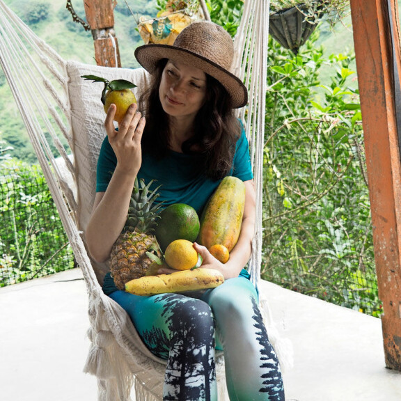 Kirsin mailla kasvaa yli tuhat hedelmäpuuta, enimmäkseen avokadoja, mutta myös runsaasti muita trooppisia hedelmiä: mangoja, papaijaa, passionia, ananasta, kahvia… Kirsin tiluksilla kasvaa runsaasti erilaisia hedelmiä.