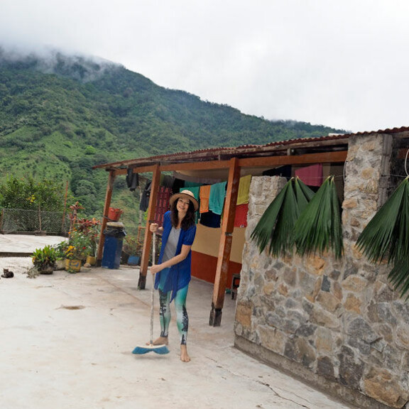 Vanha maalaistalo käy väliaikaisesta kodista, mutta Kirsi suunnittelee ekoarkkitehtien kanssa rakentavansa mailleen uuden, ekologisen talon. Vanha maalaistalo käy väliaikaisesta kodista, mutta Kirsi suunnittelee ekoarkkitehtien kanssa rakentavansa mailleen uuden, ekologisen talon.