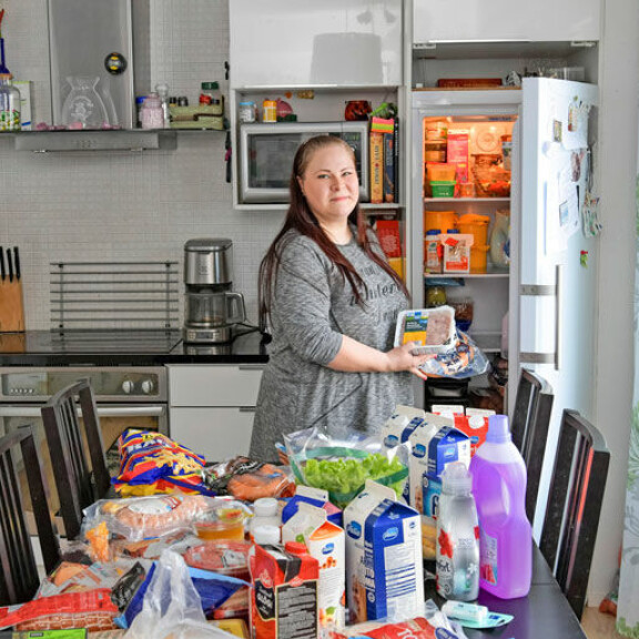 Ostoseissu oli ikimuistoinen niin äidille kuin lapsille. – En osaa edes kertoa, kuinka uskomaton apu tästä meille on. Nyt ei tarvitse stressata enää joulustakaan, kun saadaan kerrankin pöytä koreaksi, Terhi kiitteli. Ostoseissu oli ikimuistoinen niin äidille kuin lapsille. – En osaa edes kertoa, kuinka uskomaton apu tästä meille on. Nyt ei tarvitse stressata enää joulustakaan, kun saadaan kerrankin pöytä koreaksi, Terhi kiitteli.