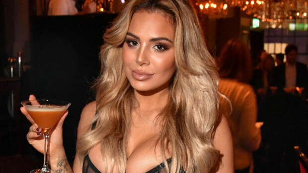 Ottiko Sofia Belórf tämän kuvan UFC-supertähti Conor McGregorin ökysviitissä? Poseeraa peiliselfiessä pornoasussa - kuva! Sofia Belórf bilettää Lontoossa.