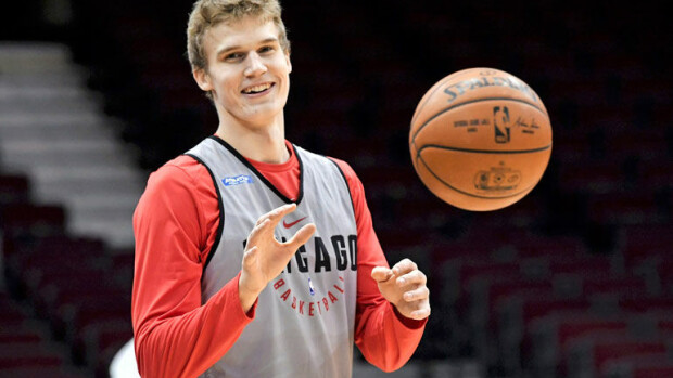 Vau, NBA-tähti Lauri Markkasesta isä! Yllätysvauva tulossa! Lauri Markkanen saa vauvan.