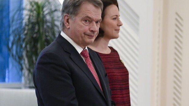 Sauli Niinistö raotti joulusuunnitelmiaan: Pojan perhe tulossa kylään! Sauli ja Jenni.