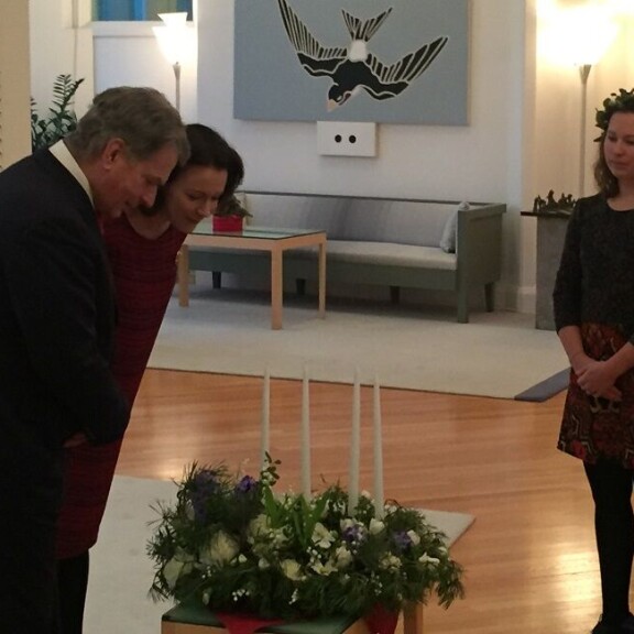 Sauli Niinistö raotti joulusuunnitelmiaan: Pojan perhe tulossa kylään! Kukat kiinnostivat Saulia ja Jenniä.