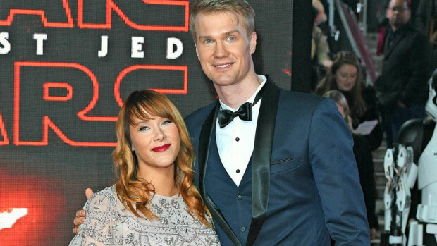 Suomalainen Chewbacca Joonas Suotamo kihlasi Milla-rakkaansa aamiaispöydässä – lapsi tulossa: Haluamme, että poikamme syntyy Helsingissä! Joonas Suotamo punaisella matolla Milla-rakkaansa kanssa.