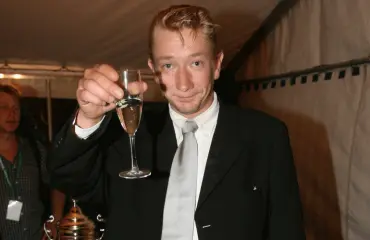 Lauri Tähkällä salahäät – Simo Silmulla vuoden erikoisin hääjuhlapaikka! Nämä suomalaisjulkkikset vihittiin 2017