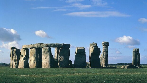 Kuvaako kuuluisa Stonehenge-monumentti sittenkin emättimeen työntyvää penistä?! Stonehenge kiehtoo tutkijoita.