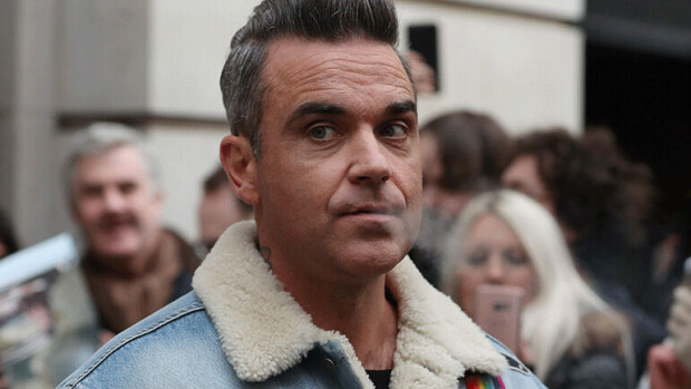 Robbie Williams joutui viikoksi teho-osastolle: muutoksia aivoissa, käsi puutui ja kuola valui - veti silti keikan karmivassa kunnossa! Robbie Willia