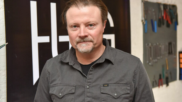 Jari Aarniosta tv-sarja – päänäyttelijäksi Putous-tähti: Ei näitä juonenkäänteitä voisi itse keksiä! Kari Hietalahti