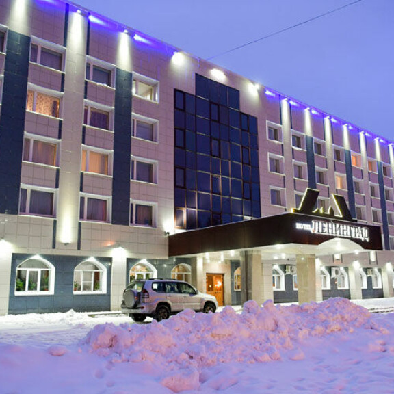 Tsherepovetsin hotelli Leningrad. Tähtiluokitus jossain yhden ja viiden välillä. Tsherepovetsin hotelli Leningrad. Tähtiluokitus jossain yhden ja viiden välillä.
