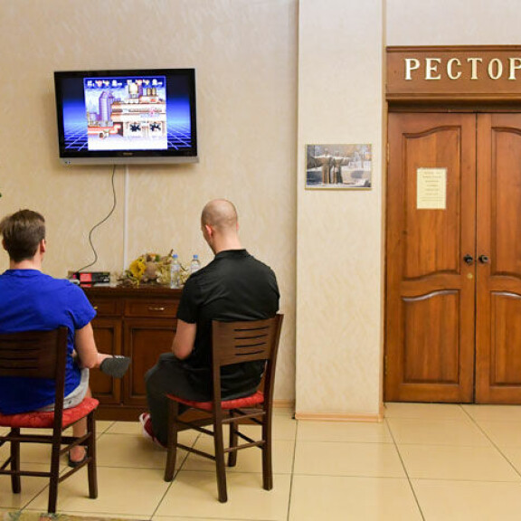 Voimalaituri Masi Marjamäki (vas.) viritteli Super Nintendon hotelli Leningradin aulaan. Konsolikaverina peruspakki Rasmus Rissanen. Voimalaituri Masi Marjamäki (vas.) viritteli Super Nintendon hotelli Leningradin aulaan. Konsolikaverina peruspakki Rasmus Rissanen.