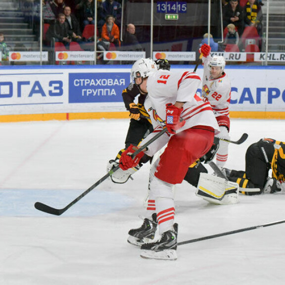 Se on siinä! Lempäälän 203-senttinen jätti Marko Anttila tyylittelee rystypuolelta voittomaalin Severstalin verkkoon. Se on siinä! Lempäälän 203-senttinen jätti Marko Anttila tyylittelee rystypuolelta voittomaalin Severstalin verkkoon.