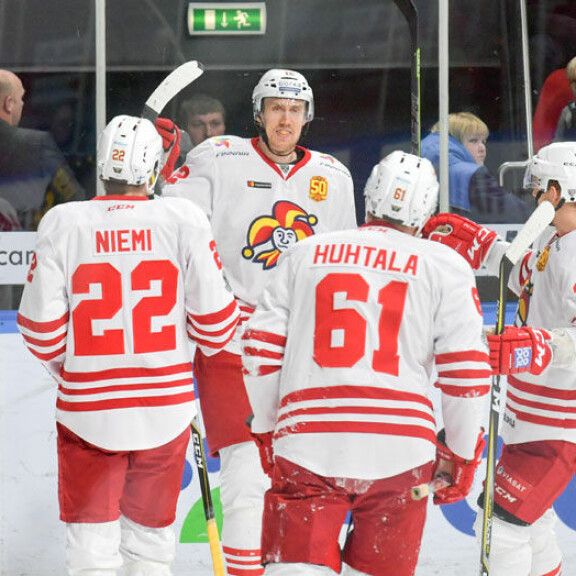 Jokereiden KHL-matka Venäjällä: Yö Neuvostomuseossa, taistelu hotellikuolemaa vastaan, stroganoffia, shaibua ja sisua - lue jättireportaasi pelireissusta itärajan takana! Jokereiden Marko Anttila tuulettaa voittomaalia Tsherepovetsissa.