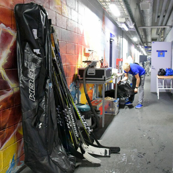KHL:n vierasottelut ovat logistisesti valtava haaste. Seuran työntekijät painavat pitkää päivää. KHL:n vierasottelut ovat logistisesti valtava haaste. Seuran työntekijät painavat pitkää päivää.