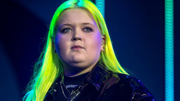 Poptähti Almalla ja tummahiuksisella rakkaalla hempeilyä ja yhteisvideoita somessa - seurustelua takana jo yli vuosi!! Alma seurustelee tummahiuksisen rakkaansa kanssa.