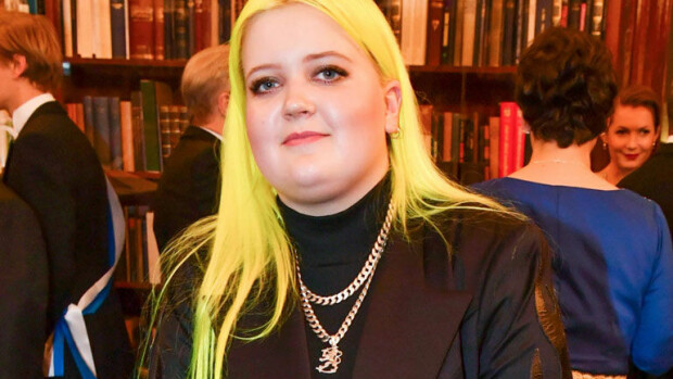 Poptähti Alma bailasi Linnan jatkoilla salatun rakkaansa kanssa: hempeilivät avoimesti, Almalta hulvaton reaktio paparazziin – kuvasarja! Alma Linnan juhlissa.
