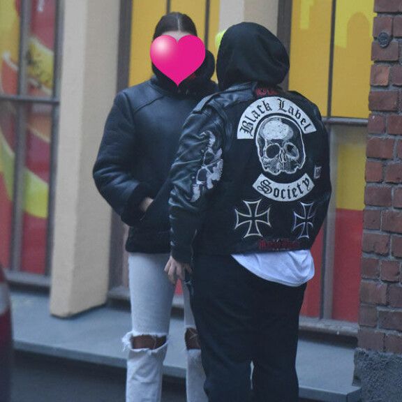 Paparazzi iski! Popsensaatio Alma ja tumma rakas lounastivat Punavuoressa: Alma rikkoi autollaan liikennesääntöjä – kuvat! Alma ja rakas