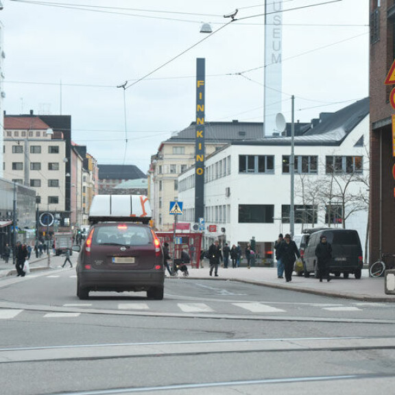 Paparazzi iski! Popsensaatio Alma ja tumma rakas lounastivat Punavuoressa: Alma rikkoi autollaan liikennesääntöjä – kuvat! Alma liikenteessä