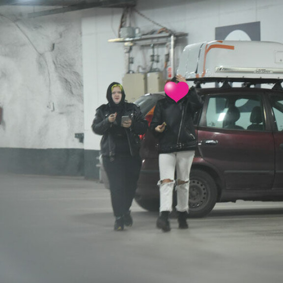 Paparazzi iski! Popsensaatio Alma ja tumma rakas lounastivat Punavuoressa: Alma rikkoi autollaan liikennesääntöjä – kuvat! Alma ja rakas