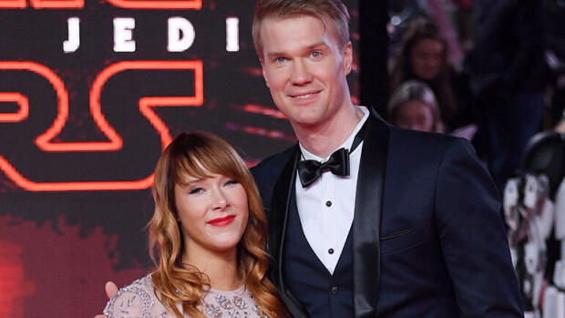 Brittimedia hehkuttaa suomalaista Star Wars -tähteä punaisella matolla – vaimo esitteli suloista raskausvatsaansa! Joonas suotamo