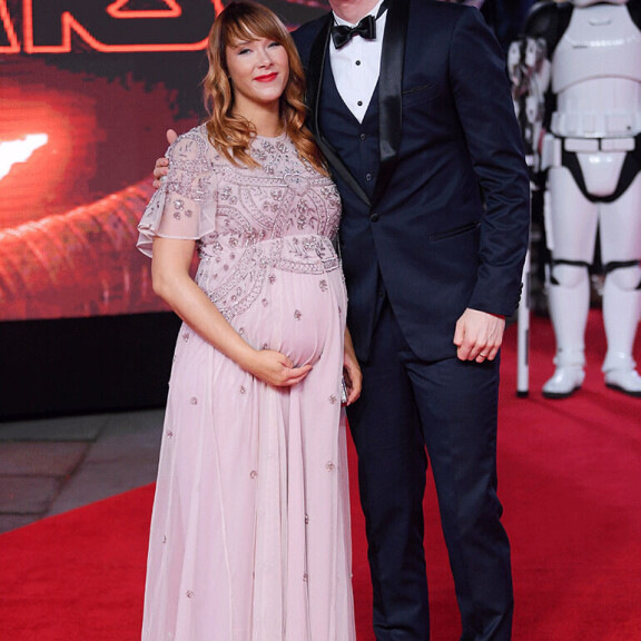 Brittimedia hehkuttaa suomalaista Star Wars -tähteä punaisella matolla – vaimo esitteli suloista raskausvatsaansa! joonas suotamo