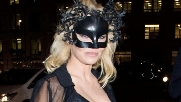 Uuh, Pamela Anderson pukeutui kissanaiseksi - näin nahka nuolee viisikymppistä vartaloa! Pamela Anderson