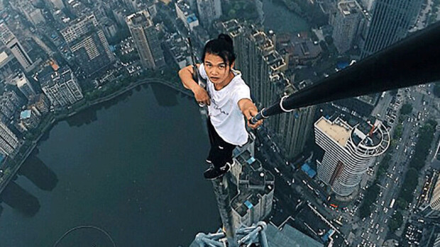 Tämä video ei sovi herkille: hullunrohkeista selfieistä tunnettu sometähti kuoli hirvittävällä tavalla! Wu Yongning