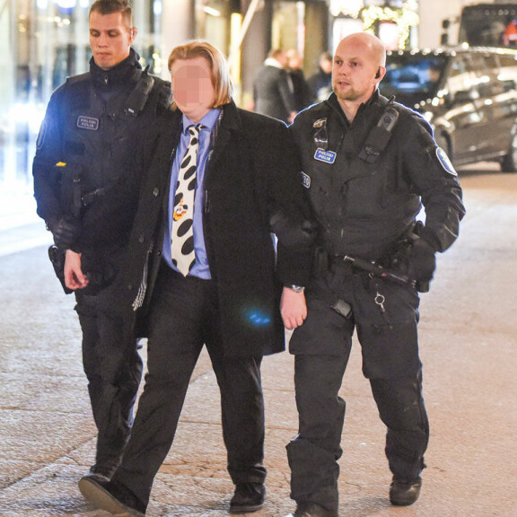 Ennenjulkaisemattomat juorut Linnan juhlista: Häirikkö vietiin putkaan – juhlavieras linnasta pois pyörätuolilla! Linnan juhlien vieras vietiin putkaan.
