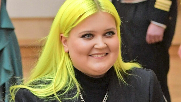Tässä on Alman salattu rakas! Paparazzi yllätti popsensaation – kuva! Alma kättelyjonossa.